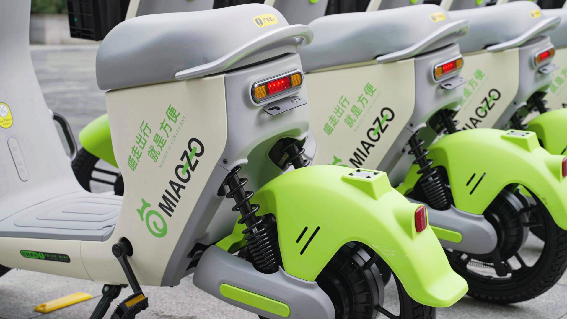 整齊停放在路邊的共享電單車(chē) 整齊停放在路邊的共享電單車(chē)